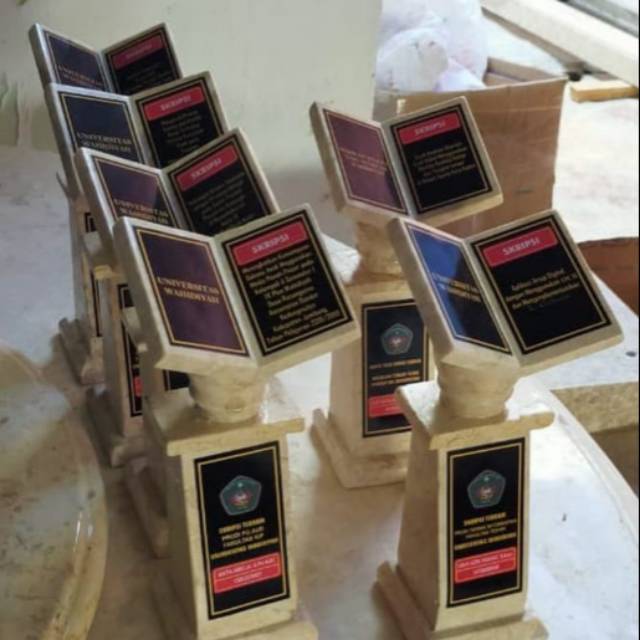 Patung wisuda bahan marmer khas Tulungagung