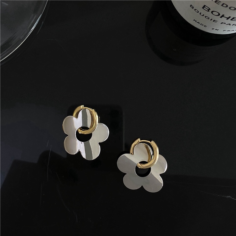 Anting Tusuk Motif Bunga Warna Kontras Simple Untuk Wanita