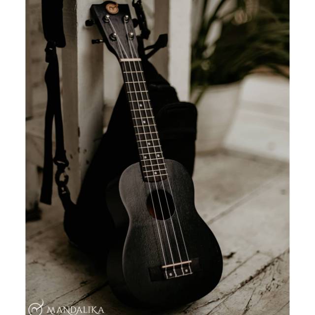 Gitar Ukulele Soprano MANDALIKA Original Hitam Free Tas Ukulele , Senar Ukulele , Pick