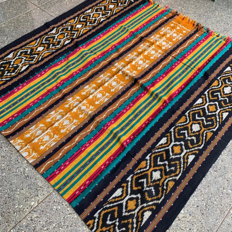 IKI TENUN ETNIK BAHAN BAJU TENUN