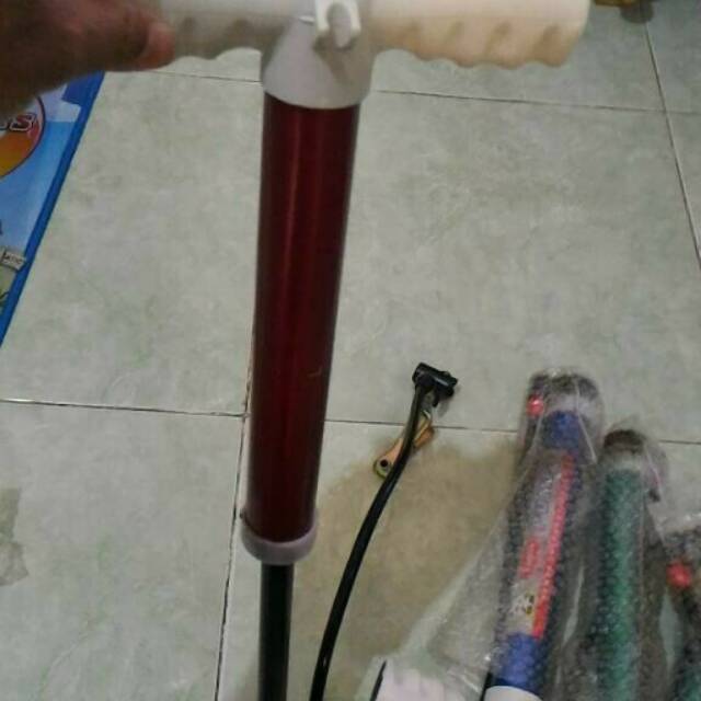 Pompa mini panjang 32cm.
Bisa untuk pompa sepeda,motor,kasur angin dll.
