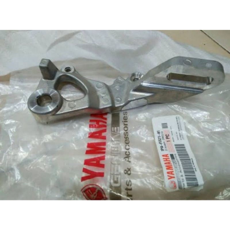 BRACKET  DUDUKAN KALIPER BELAKANG MX KING VIXION NVL NVA VIXION NEW BK8 ASLI ORI YAMAHA 1PA F5921 01