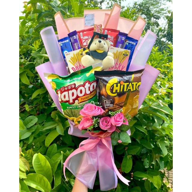 BUKET SNACK POCKY CHIKI BONEKA WISUDA KERTAS CELLOPHANE / BUKET SNACK MEWAH / BUKET SNACK MENARIK / BUKET SNACK HADIAH WISUDA / HADIAH SIDANG / WEDDING / ANNIVERSARY / HADIAH PACAR / JAJANAN / BINGKISAN / SIDANG SKRIPSI /