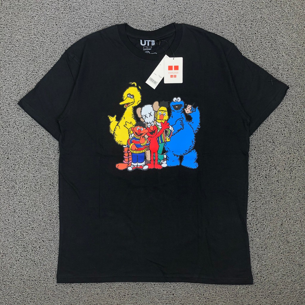 T SHIRT KAOS UNIQLO KAWS X SESAME STREET FAMILY HITAM & PUTIH AUTHENTIC PREMIUM-4