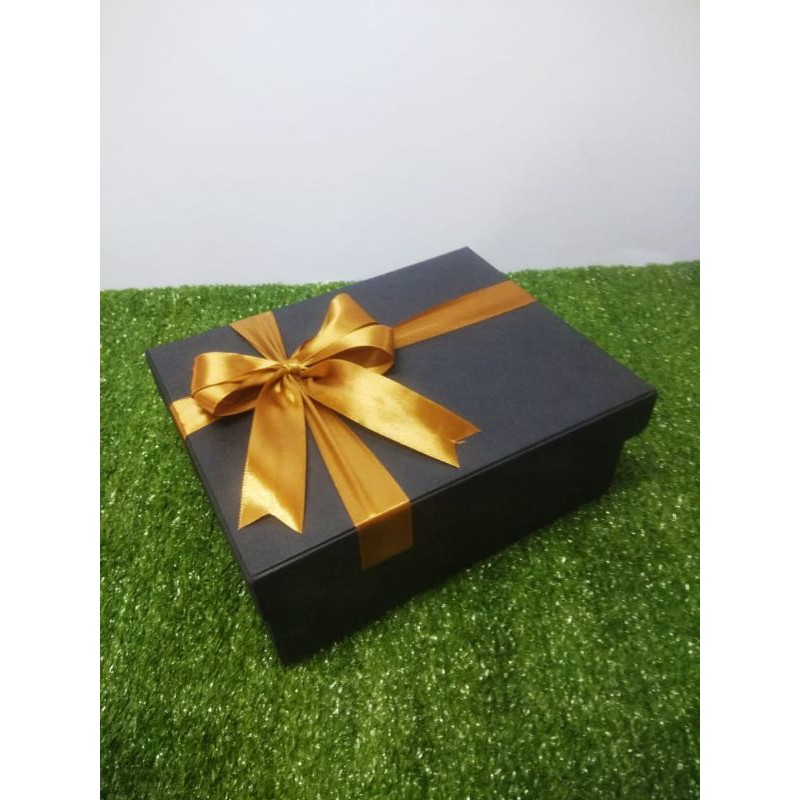 

kotak kado 21x15,5 X8 cm berpita