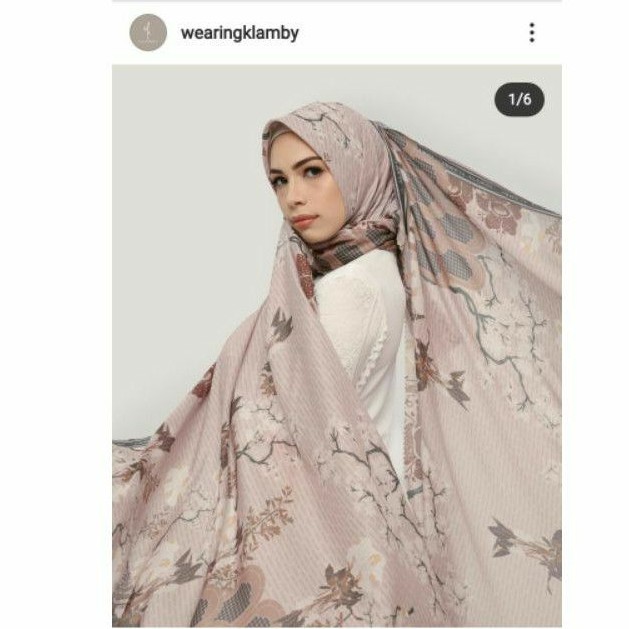 Rafflesia Scarf Wearing Klamby