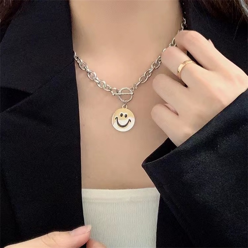 Kalung Rantai Klavikula Desain Smiley Face Gaya Retro Eropa Amerika