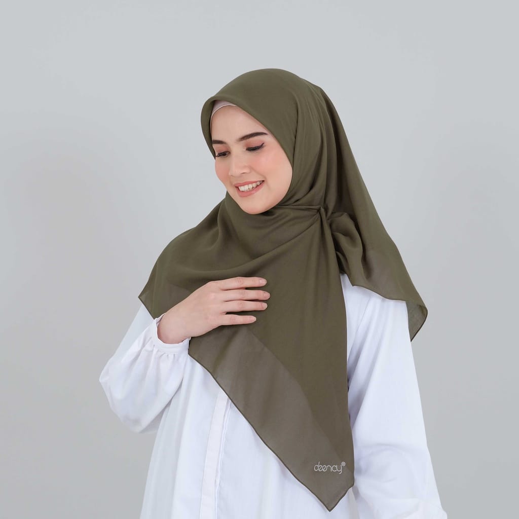HIJAB DEENAY LIZA BURNT OLIVE /COLAT TUTUNG  POLOS JAHIT TEPI BORDIN DAN  PIN/OLIVE TUA -115X115 CM-