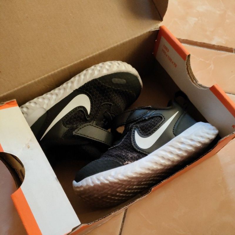 Nike revolution