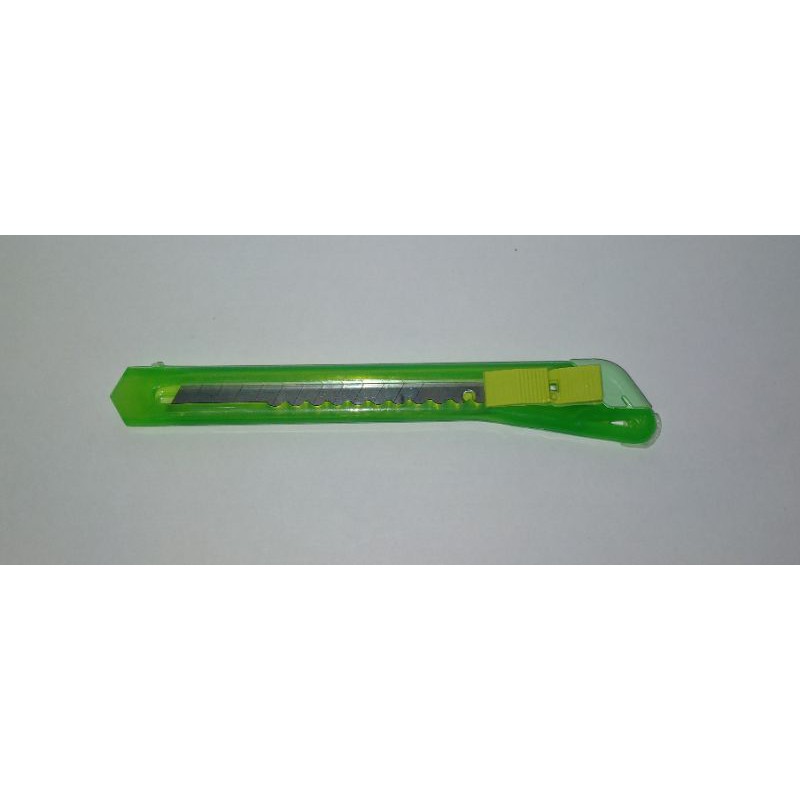 

Pisau cutter ukuran sedang/ cutter siap pakai
