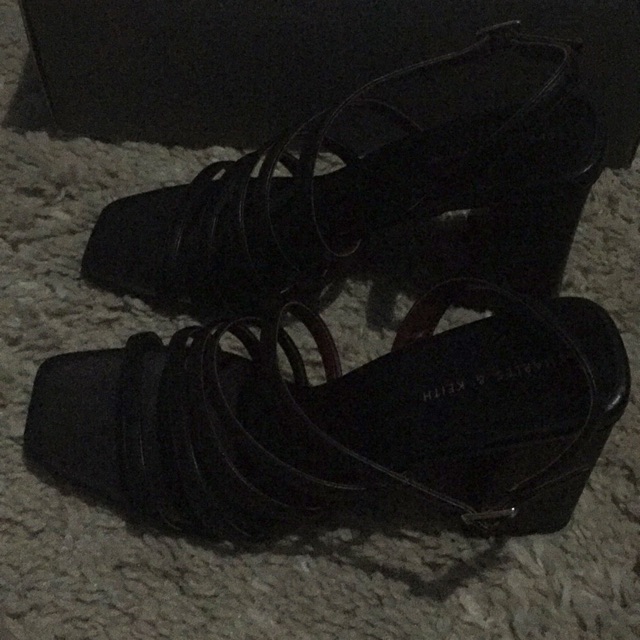 Sepatu wanita Charles & Keith