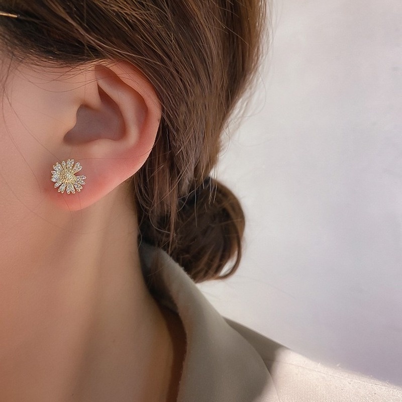 Korean fashion daisy zircon new simple flower simple earrings