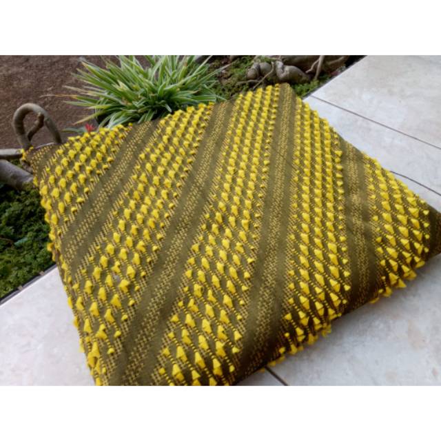 Kain tenun sutra bulu