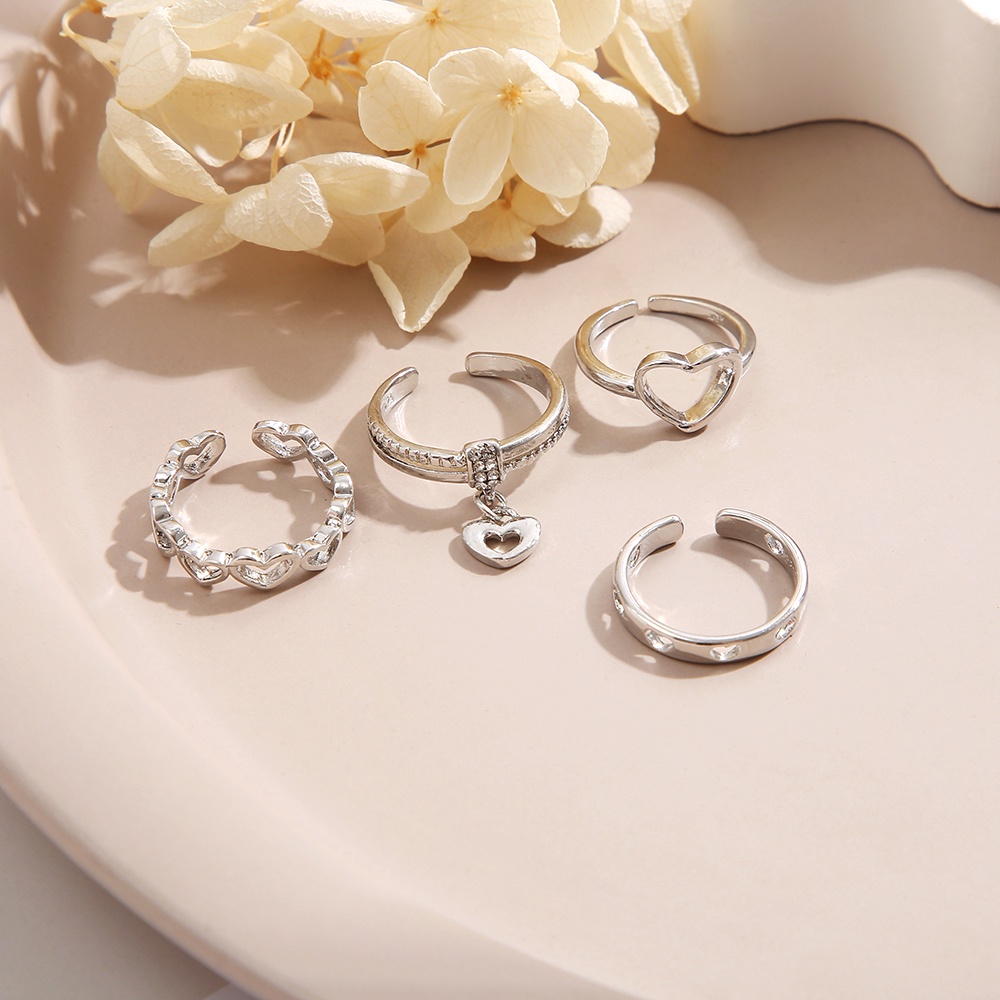 4pcs / Set Cincin Silver Desain Hati Hollow Hias Kristal Untuk Wanita