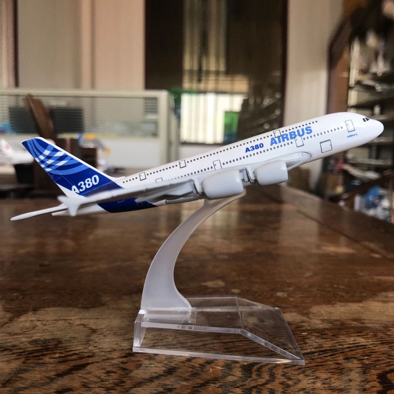 Model Pesawat Terbang Airbus 380 A380 Original Bahan Metal Dengan Display Stand