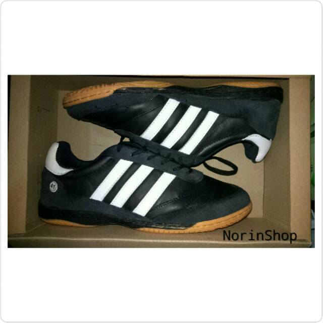 Sepatu Futsal Adidas Kulit & Suede