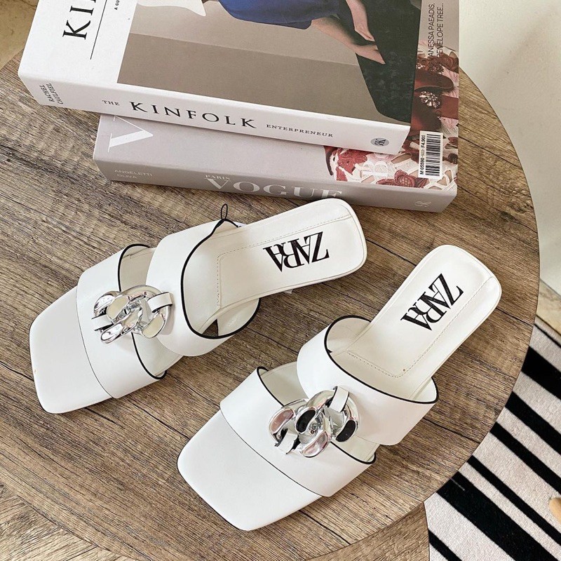 Sandal Flat White Chain Zara