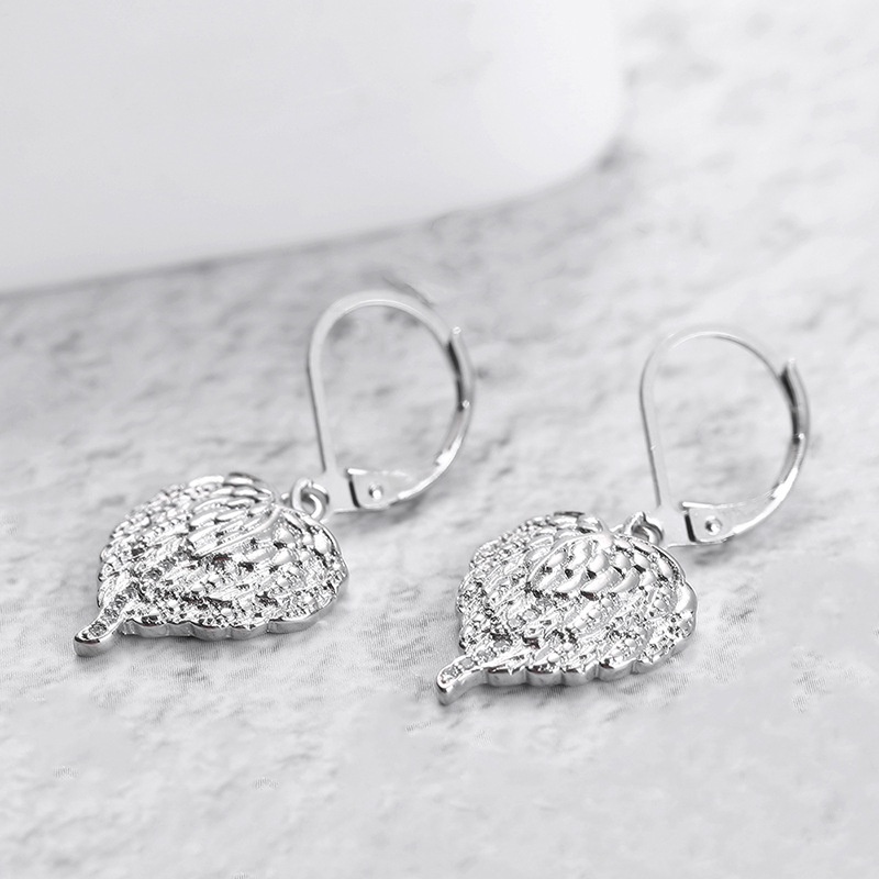 Anting Bentuk Sayap Malaikat Bahan Stainless Steel Aksen Berlian Untuk Wanita