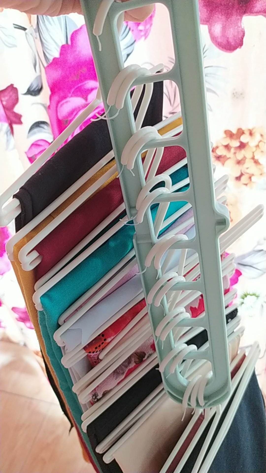 Gantungan Baju / Magic Hanger / Gantungan Ajaib Multifungsi Dapat Dilipat Dengan 9 Lubang (c8k)