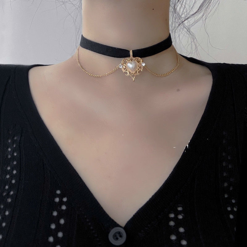 Kalung Choker Pendek Bahan Velvet Dengan Liontin Hati Peach Gaya Retro Untuk Wanita