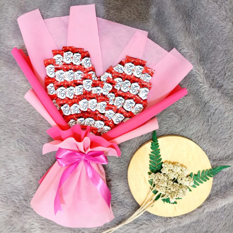 

buket LoVe kiss / hadiah wisuda/ buket cantik/ hadiah wisuda/ anniversary