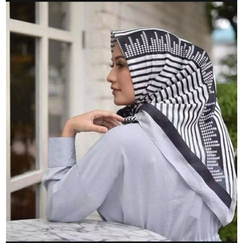 Hijab segi empat deenay kw motif polkadot garis putih - hitam ke abu - abuan terbaru