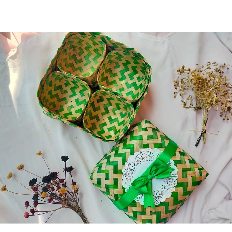

SEPASANG besek skat batik hijau-besek sekat-boks gudeg-kardus gudeg-gudeng kaleng-boks nasi
