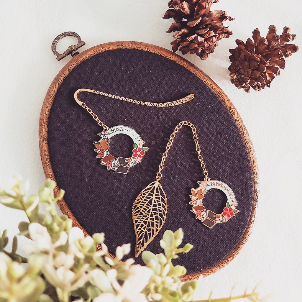 

Bibliophile Pendant Bookmark
