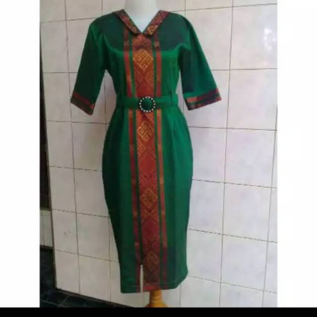 Dres tenun baron kamen