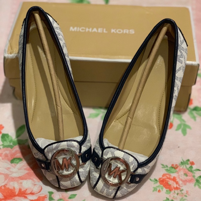 MK Fulton Signature Preloved White Navy jarang pakai masih mulus sekali.. Dapat Box ukuran 36..