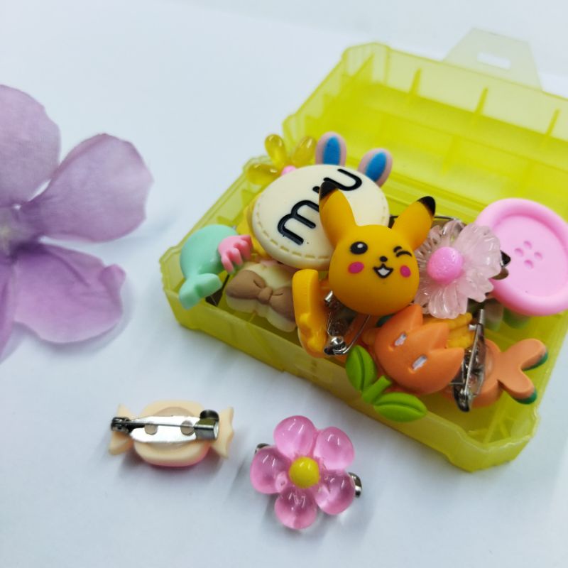 Bros resin clay mini imut Karakter ,motif Bunga dan motif Pita