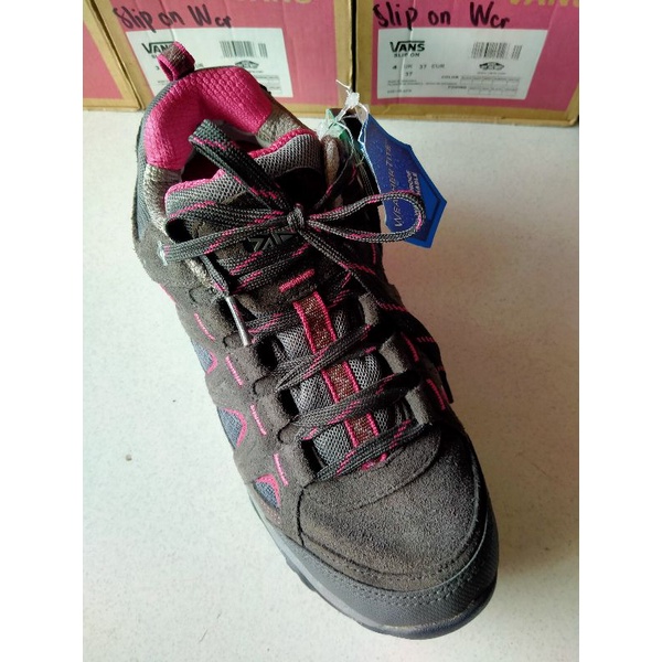 sepatu gunung karrimor wanita