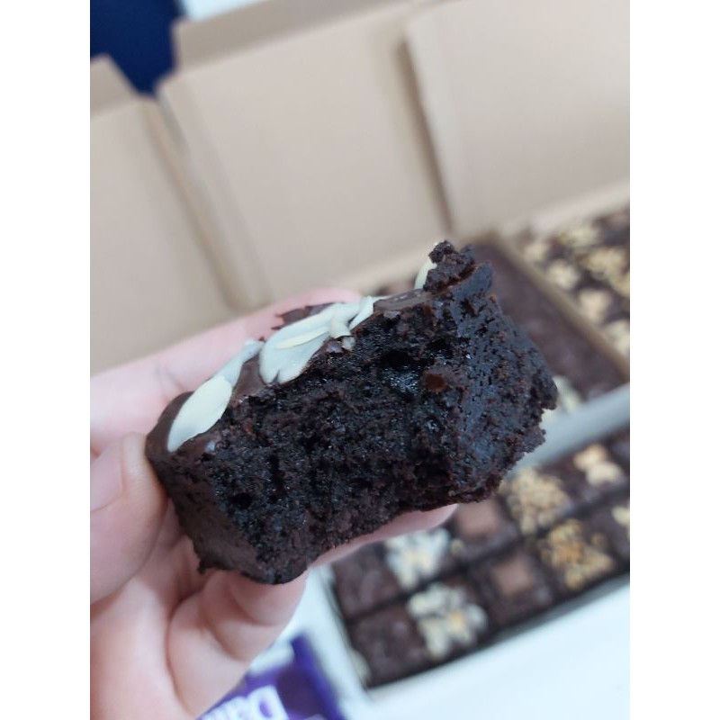 

fudgy brownie brownies skat lumer coklat cadburry almond mede premium