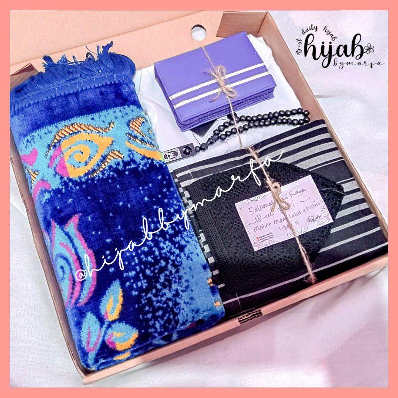 

Hampers kado cowok include sarung, baju koko, Sajadah velteksa, Al Qur'an resleting, tasbih dan peci