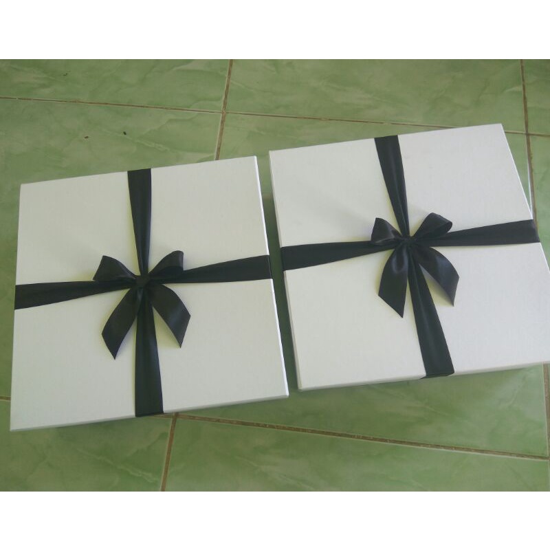 

Kotak kado/giftbox (25x25x8cm)
