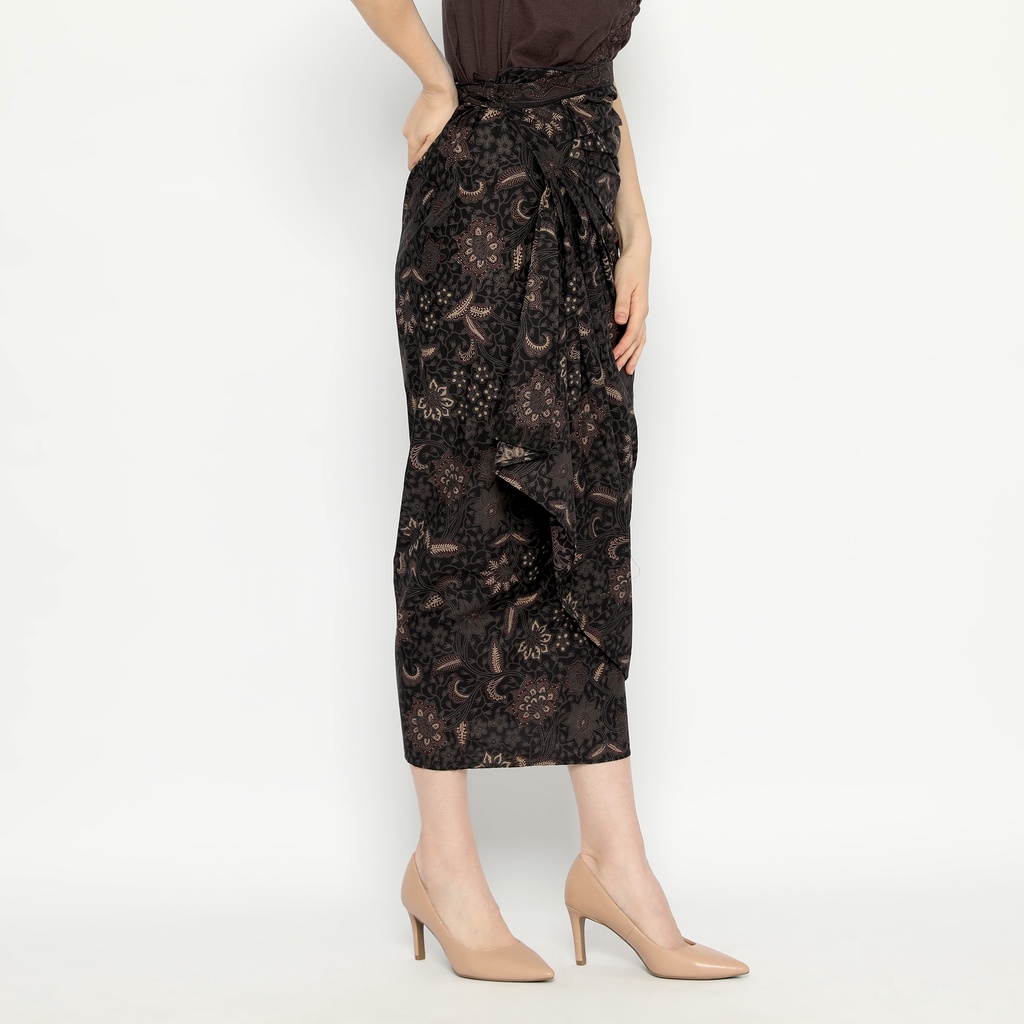 ROK BATIK SPAN Skirt Lilit Kebaya Instan Modern Wanita Motif Kembang Setaman Hitam 723099 Cap 72 - Rok Batik Lilit Bawahan Skirt Kamen Kebaya Songket Batik Panjang Plisket Span Instan Jadi Bali Lembaran Premium Modern Untuk Wanita Kondangan