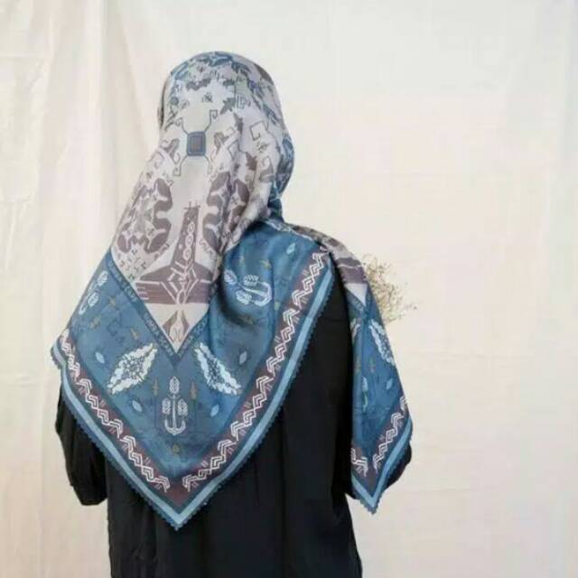 Sumba scarf wearing klamby kw