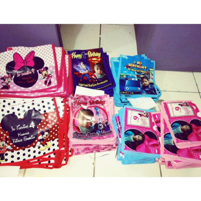 

Tas Souvenir 17 Agustus Custom Gambar / Logo -Hadih - Goodie Bag 17an Indonesia - 15x10x20cm