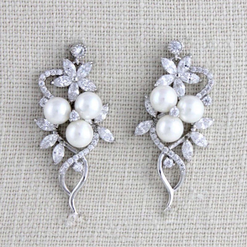 Fancyqube 1 Pasang Anting Desain Bunga Anggur Aksen Mutiara Kristal Berlian Imitasi Untuk Wanita