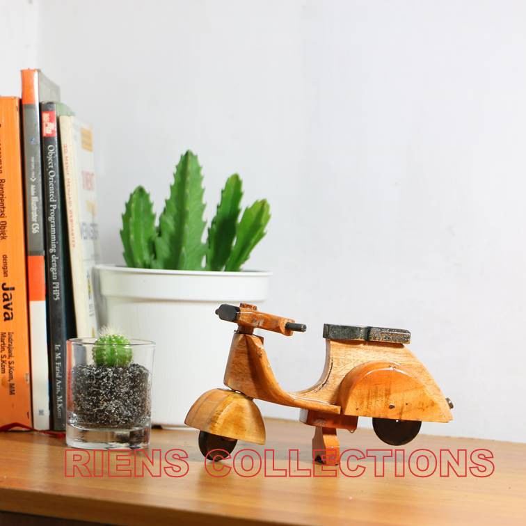 RIENS COLLECTIONS. MINIATUR DIECAST PAJANGAN VESPA KAYU UKURAN 16X7X10 CM. Souvenir Jogja. Oleh Oleh Jogja