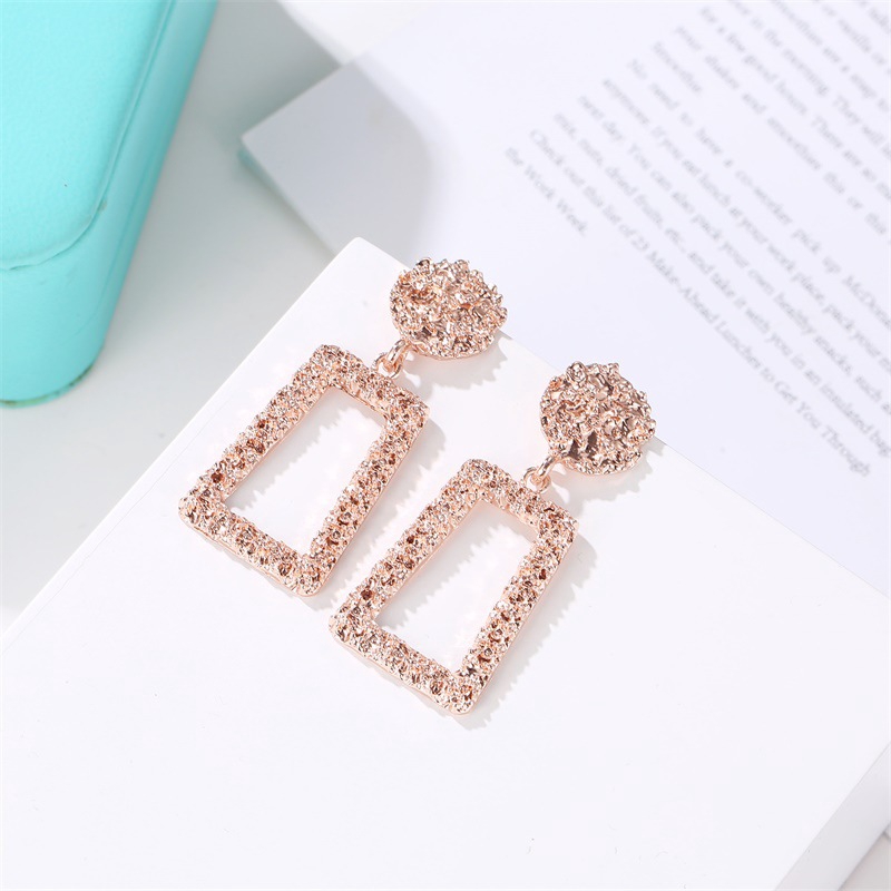 Anting-anting matte panjang retro Anting tren kotak timbul kecil