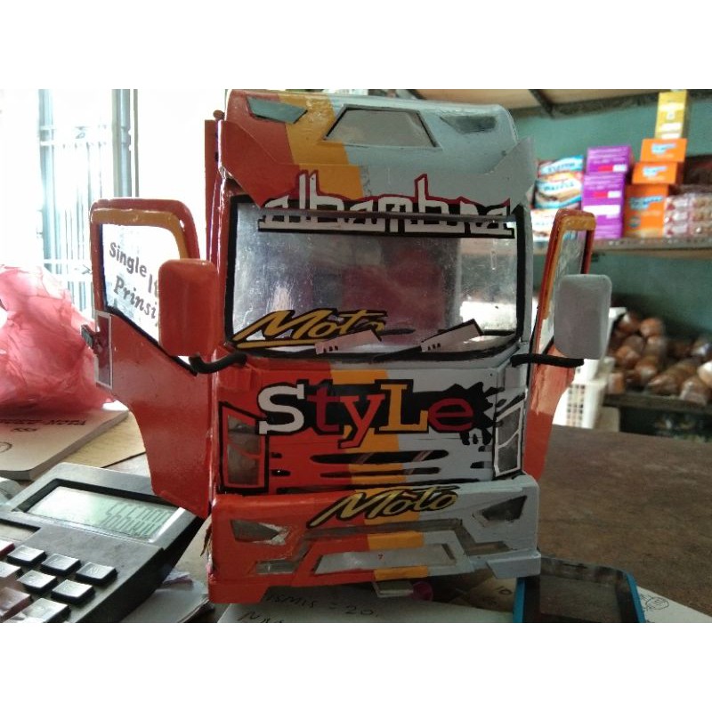 MINIATUR TRUK detail bahan pvc skala 1:12 suspensi oleng plus lampu led 42 biji