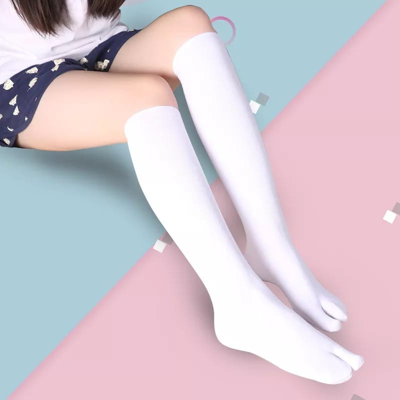 Kaos Kaki Lutut Wanita Bergaris Model Korea Kaos Kaki Dengkul OverKnee Strip Hitam Putih Kaos Kaki Jempol Panjang Selutut  Salur Hitam Putih  Kaos Kaki Cewek Jepang  Kaos Kaki Import Two Sock Japanese