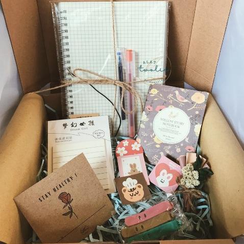 

Office & Stationery | Alat Tulis | Hampers Stationery Journal Kit Wisuda Ulang Tahun Gift Box Set A | Best Seller