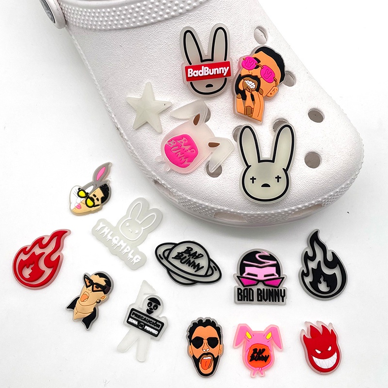 Crocs Pin 1pcs Jibbitz akan bersinar imut shoe charms Kartun bad bunny diy Dapat dilepas sandal decorate accessories Hadiah aksesoris sepatu anak-anak yang lucu