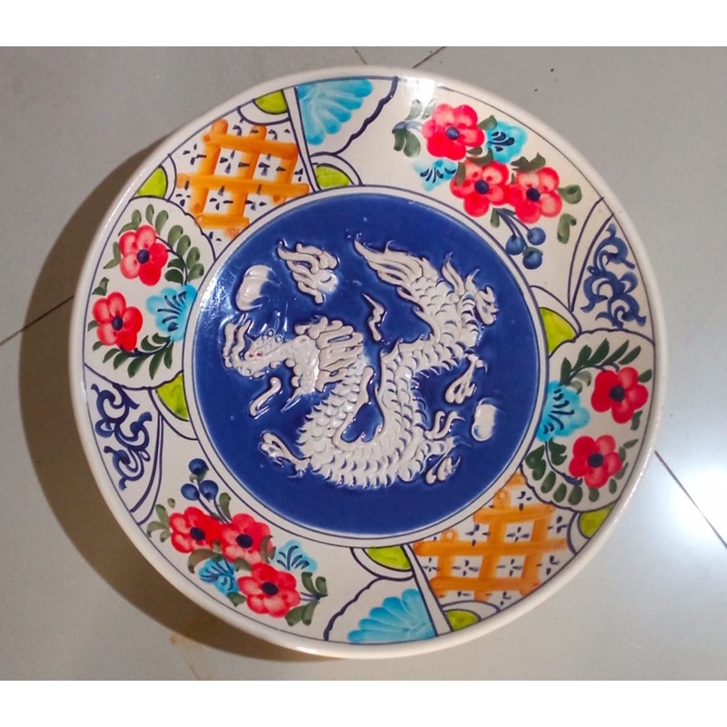 Piring hias gantung naga timbul