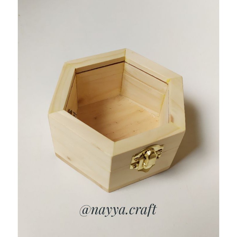 Kotak Cincin Kayu Hexagonal Ring Box dengan akrilik