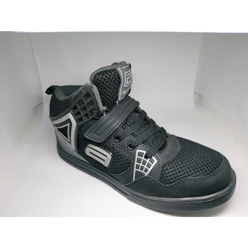 Sepatu Sneakers Ando