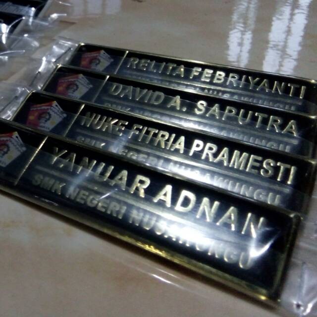 

Name tag logam (papan nama dada ) berbagai variasi font (huruf) murah kualitas bagus