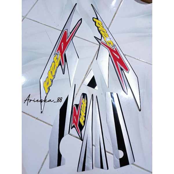 Striping Kaze R 2005 2006 Hitam silver  / stiker bodi motor kaze r